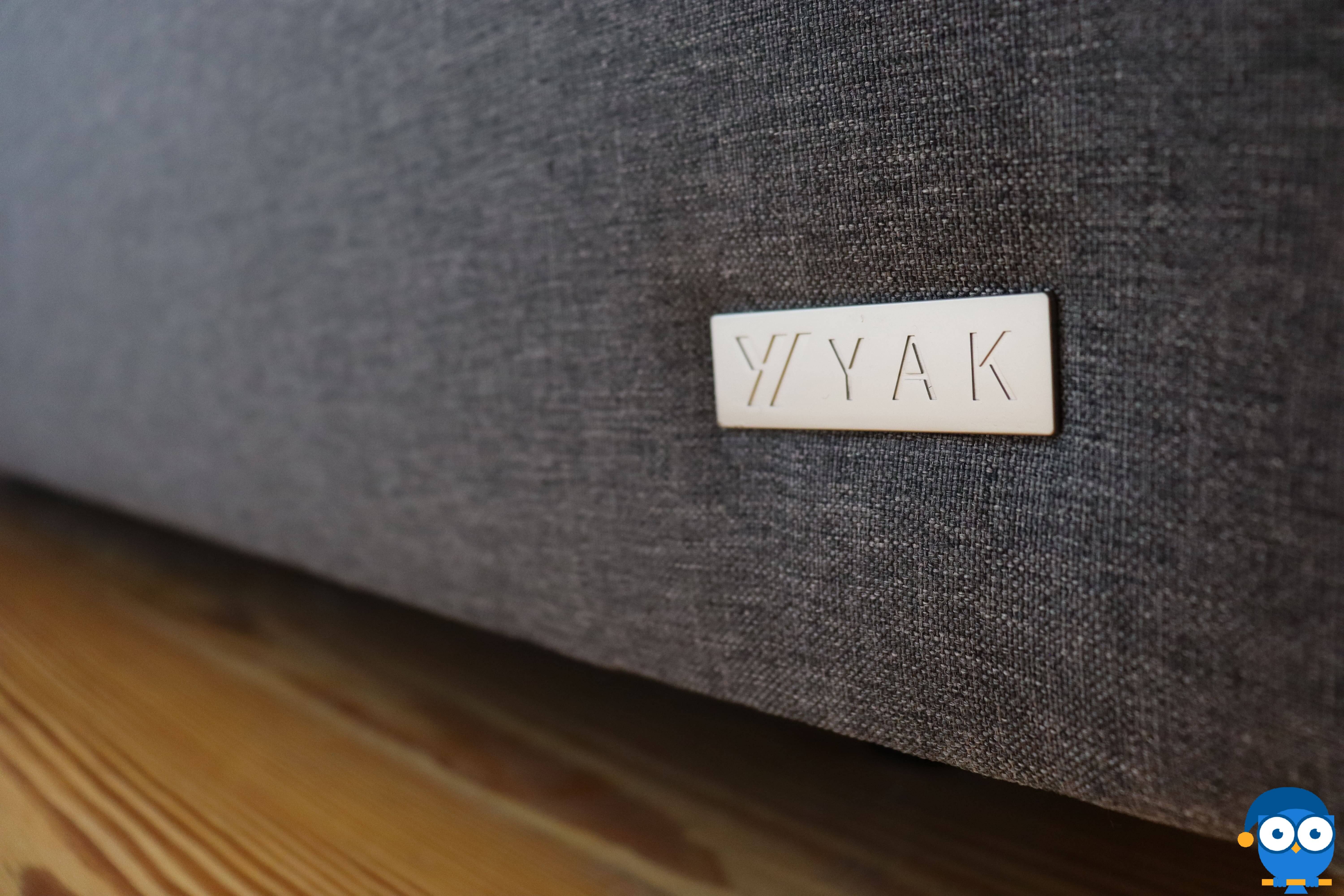 Das Logo am YAK Bett ist sichtbar.
